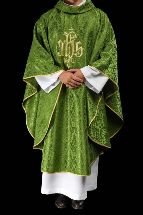 Zielony ornat liturgiczny z haftowanym motywem IHS na ozdobnej tkaninie – układ na sylwetce
