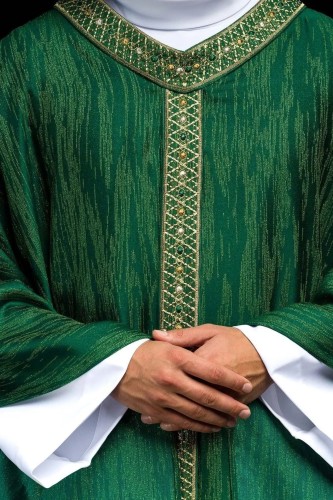 Zielony ornat liturgiczny z haftowanym pasem i kołnierzem