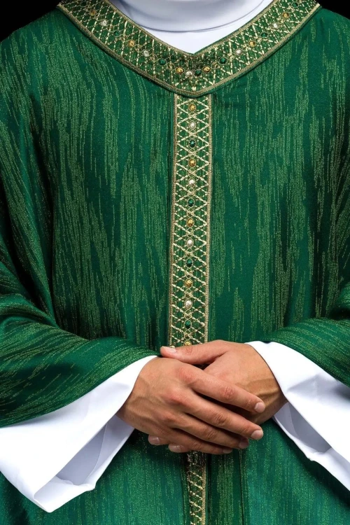 Zielony ornat liturgiczny z haftowanym pasem i kołnierzem