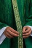 Zielony ornat liturgiczny z haftowanym pasem i kołnierzem – detal symbolu