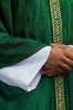 Zielony ornat liturgiczny z haftowanym pasem i kołnierzem – wykończenie kołnierza