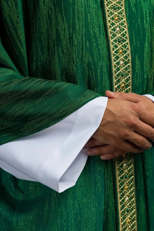 Zielony ornat liturgiczny z haftowanym pasem i kołnierzem – wykończenie kołnierza