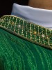Zielony ornat liturgiczny z haftowanym pasem i kołnierzem – widok przodu