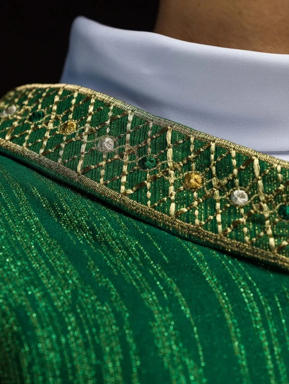 Zielony ornat liturgiczny z haftowanym pasem i kołnierzem – widok przodu