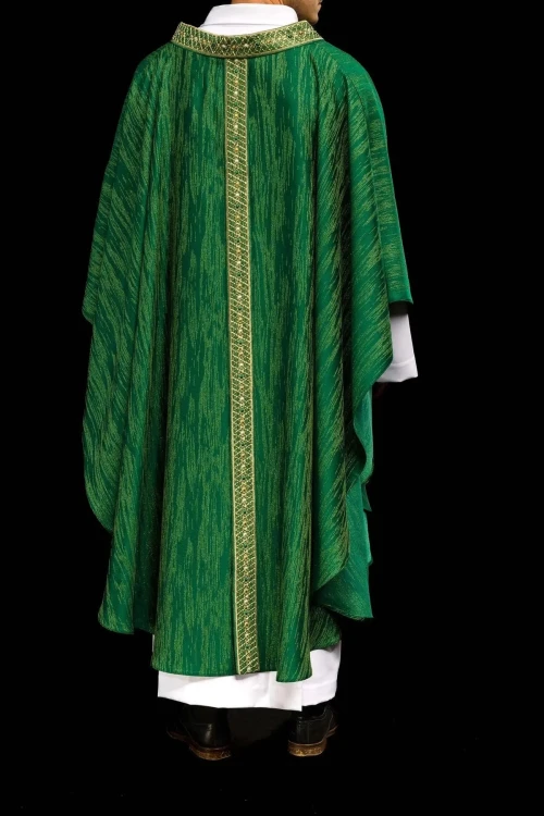 Zielony ornat liturgiczny z haftowanym pasem i kołnierzem – detal tkaniny