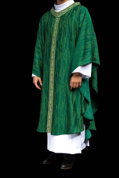 Zielony ornat liturgiczny z haftowanym pasem i kołnierzem – układ na sylwetce