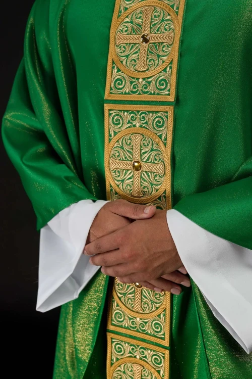 Zielony ornat z bogatym haftem i ozdobnymi kamieniami – detal symbolu