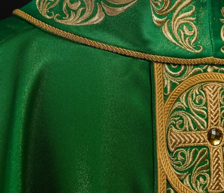 Zielony ornat z bogatym haftem i ozdobnymi kamieniami – wykończenie kołnierza