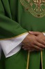 Zielony ornat z haftem IHS i PAX – wykończenie kołnierza