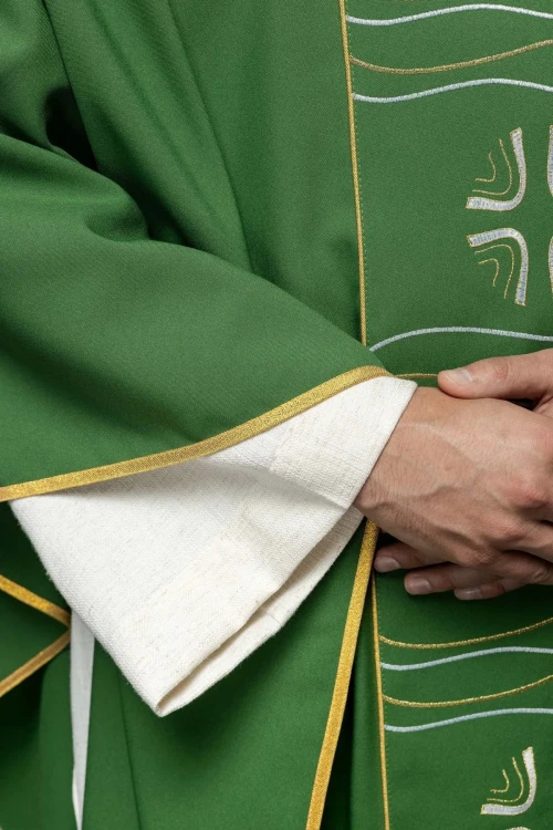 Zielony ornat z haftem krzyża i ryby – detal symbolu