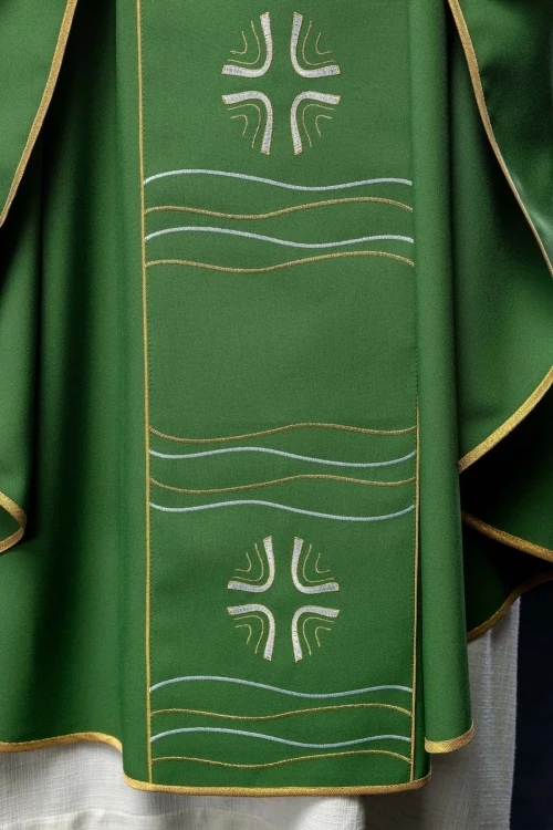 Zielony ornat z haftem krzyża i ryby – wykończenie kołnierza