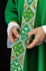 Zielony ornat z haftowanym pasem ozdobnym – pełny widok