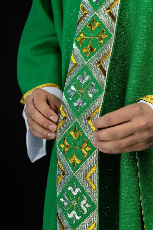 Zielony ornat z haftowanym pasem ozdobnym – wykończenie kołnierza