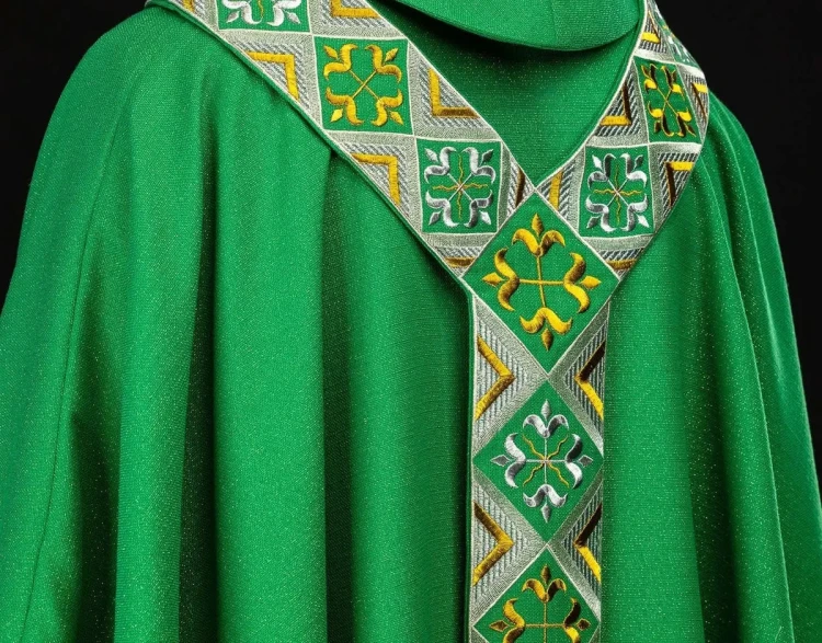 Zielony ornat z haftowanym pasem ozdobnym – widok tyłu
