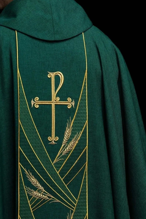 Zielony ornat z haftowanym pasem PAX – widok tyłu