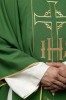 Zielony ornat ze zdobionym złotym pasem z IHS i kłosami – detal symbolu