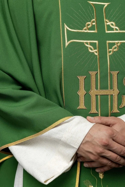 Zielony ornat ze zdobionym złotym pasem z IHS i kłosami – detal symbolu