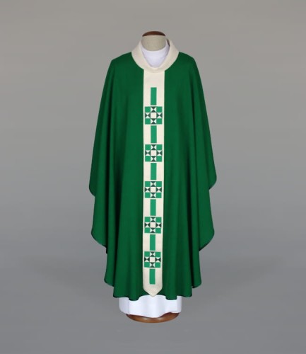 Ornat zielony zdobiony nowoczesnym haftem na wąskim, luźnym pasie
