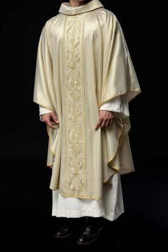 Złoty ornat liturgiczny z haftowanym pasem – pełny widok