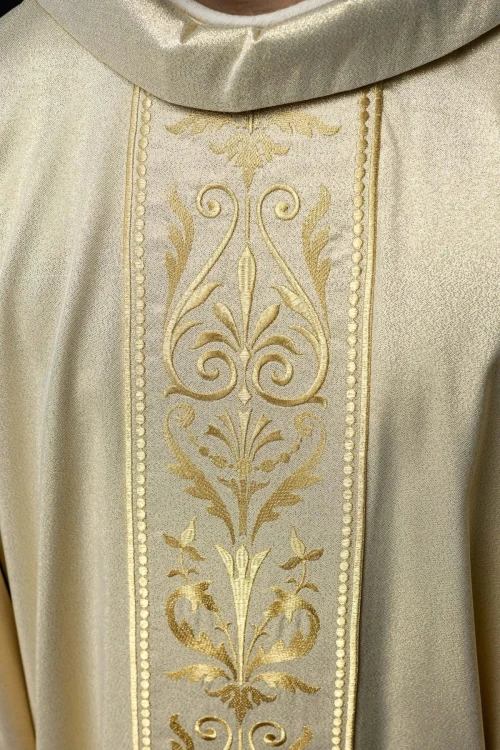 Złoty ornat liturgiczny z haftowanym pasem – zbliżenie haftu