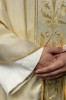 Złoty ornat liturgiczny z haftowanym pasem – detal dekoracji