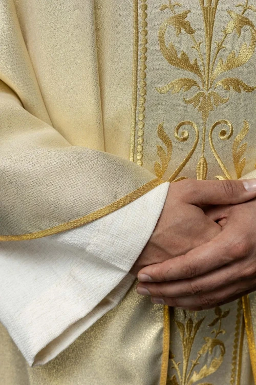 Złoty ornat liturgiczny z haftowanym pasem – detal dekoracji