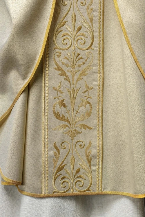 Złoty ornat liturgiczny z haftowanym pasem – widok kołnierza