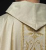 Złoty ornat liturgiczny z haftowanym pasem – widok przodu
