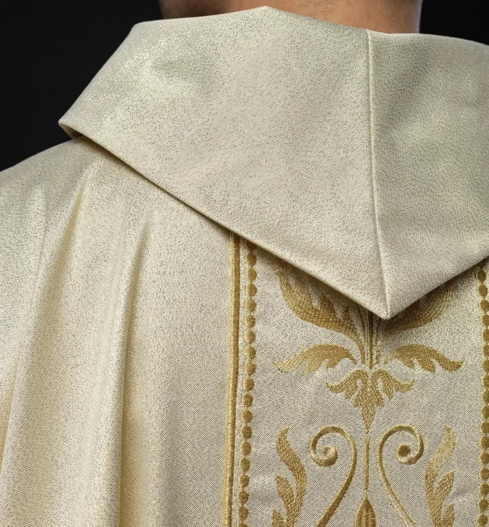Złoty ornat liturgiczny z haftowanym pasem – widok przodu