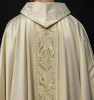 Złoty ornat liturgiczny z haftowanym pasem – widok tyłu