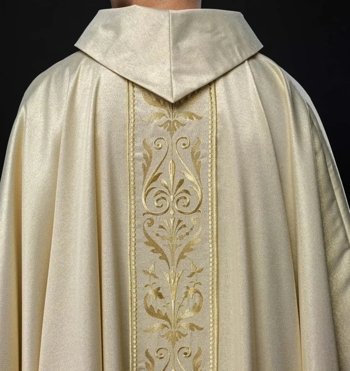 Złoty ornat liturgiczny z haftowanym pasem – widok tyłu