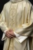 Złoty ornat liturgiczny z haftowanym pasem – układ na sylwetce