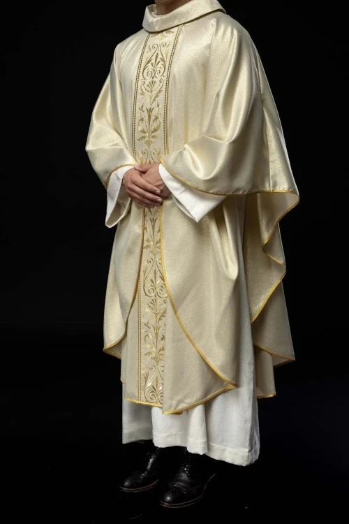 Złoty ornat liturgiczny z haftowanym pasem – wykończenie brzegu