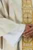 Ekskluzywny złoty ornat z haftem i kamieniami – detal dekoracji