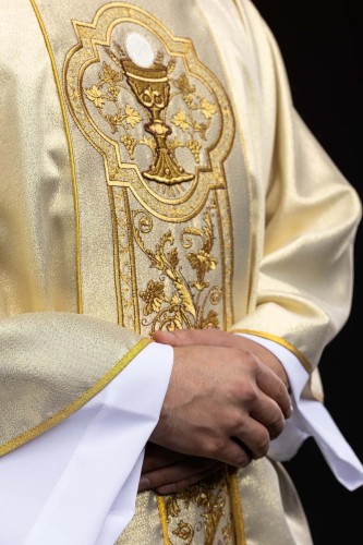 Złoty ornat z kielichem, winoroślą i winogronami – pełny widok