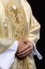 Złoty ornat z kielichem, winoroślą i winogronami – widok kołnierza