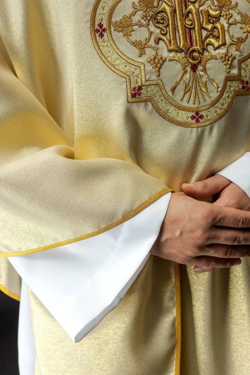 Złoty ornat z haftem IHS, PAX i kłosami – widok kołnierza