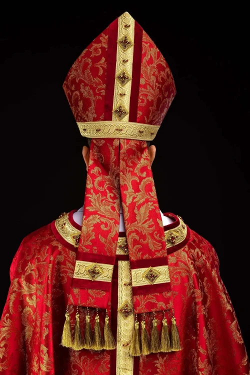 Czerwona mitra biskupia z kamieniami naturalnymi i kryształami – zbliżenie haftu