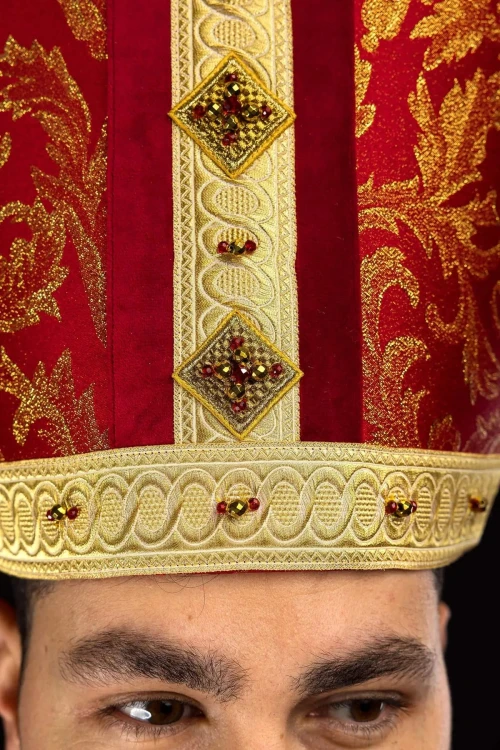 Czerwona mitra biskupia z kamieniami naturalnymi i kryształami – detal dekoracji