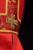 Czerwona mitra biskupia z haftowanym krzyżem na żakardzie – wykończenie fanonów