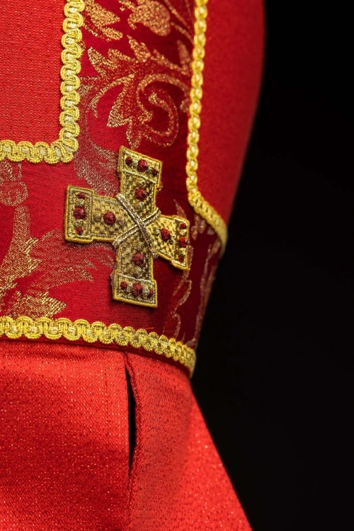 Czerwona mitra biskupia z haftowanym krzyżem na żakardzie – wykończenie fanonów