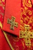 Czerwona mitra biskupia z haftowanym krzyżem na żakardzie – faktura tkaniny