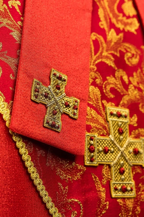Czerwona mitra biskupia z haftowanym krzyżem na żakardzie – faktura tkaniny