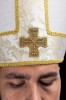 Żakardowa mitra biskupia ecru ze złotym krzyżem – detal dekoracji