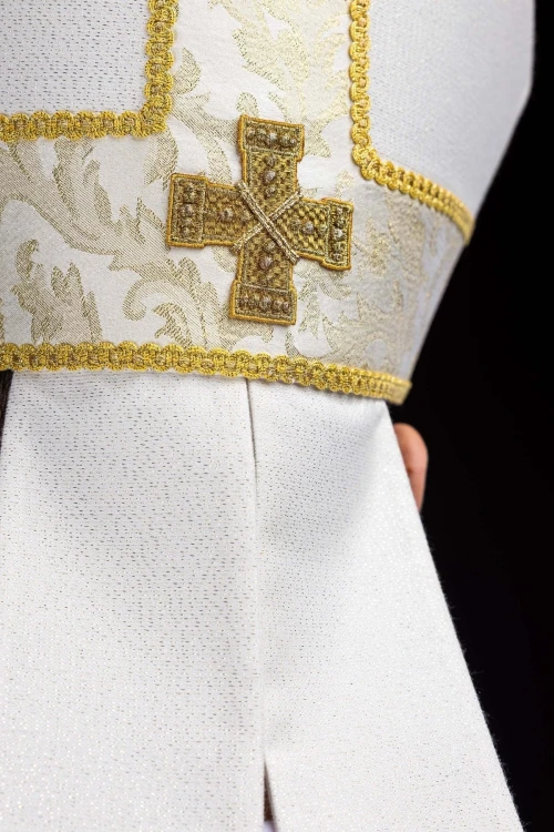 Żakardowa mitra biskupia ecru ze złotym krzyżem – faktura tkaniny
