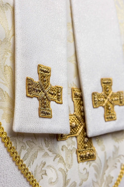 Żakardowa mitra biskupia ecru ze złotym krzyżem – detal krzyża
