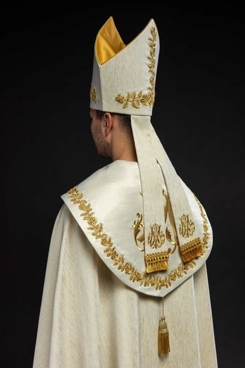 Maryjna mitra biskupia ecru z bogatym złotym haftem – widok tyłu
