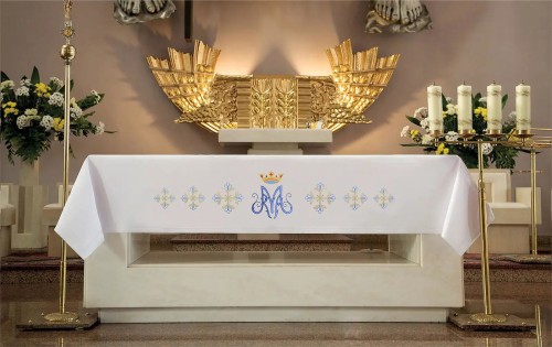 Niebieski obrus ołtarzowy z haftem maryjnym 150 × 350 cm – widok na ołtarzu