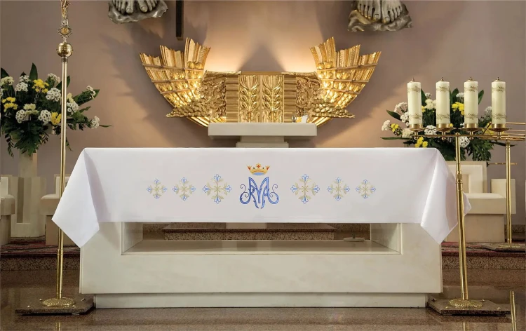 Niebieski obrus ołtarzowy z haftem maryjnym 150 × 350 cm – widok na ołtarzu