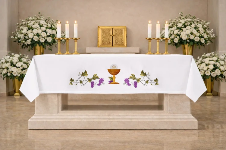 Biały obrus ołtarzowy z kielichem i winoroślą 150 × 300 cm – widok na ołtarzu